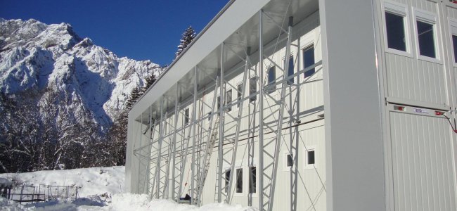 Modulbau - Containerbüro Zweigeschossige weiße Containerbüroanlage in Winterlandschaft