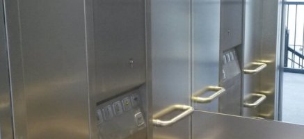 Aufzug mit Edelstahlwänden, Haltegriffen und Spiegel in Modulbau