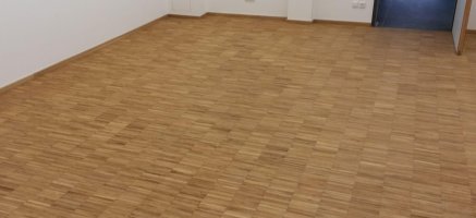 Parkettboden in einem Raum eines modularen Containergeb&auml;udes