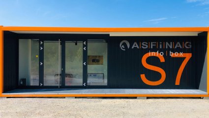 30-Fu&szlig;-B&uuml;rocontainer, anthrazit lackiert, Doppelfl&uuml;gelt&uuml;re mit Fixglaselementen und vorgelagerter Containerrahmen f&uuml;r &uuml;berdachten Eingangsbereich