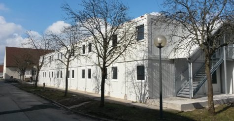 Zweigestöckiger Wohncontainer-Modulbau als Studentenunterkunft aus weißen Modulen mit überdachter Außentreppe