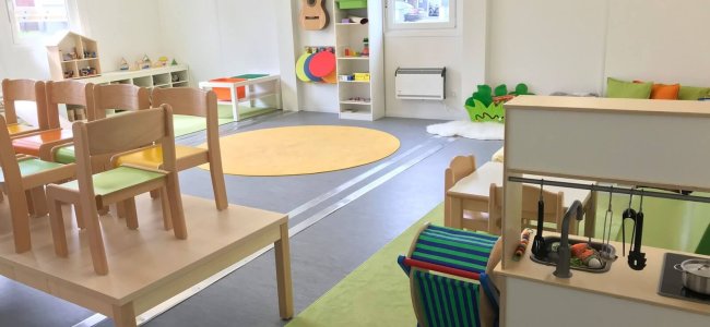 Modulbau - Kindergarten Container Heller Kindergarten-Gruppenraum in Modulbauweise, mit Wandkonvektor, Fenster und kindgerechter Einrichtung
