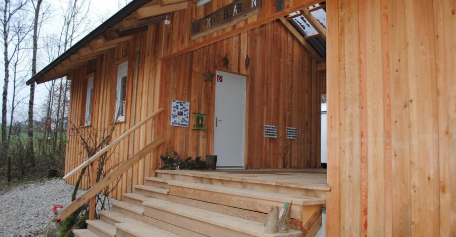 Wald-Kindergarten-Containeranlage in Modulbauweise mit Holzfassade und Holztreppe