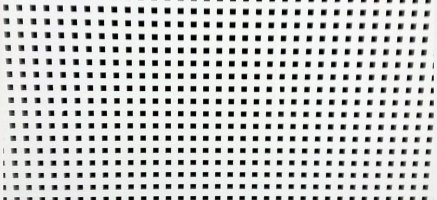 Nahaufnahme einer Akustikdecke zur Geräuschreduzierung in einem modularen Gebäude