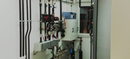 Technikraum mit Wasserboiler, Verrohrung in modularem Gebäude