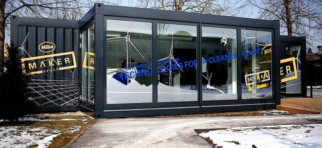 Spezielle Modulgebäude 40-Fuß-Seecontainer und 20-Fuß-Eventcontainer mit Vollverglasung, anthrazit lackiert mit Logo Beklebung