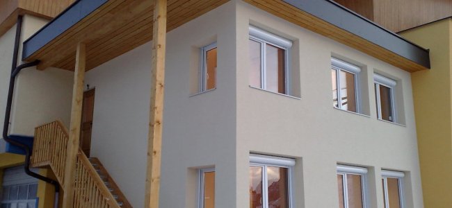 Modulbau - Wohncontainer Zweigeschossige Wohncontainer-Anlage mit Feinputz-Fassade, Holz-Stahltreppe, Flachdach mit Holzschalung