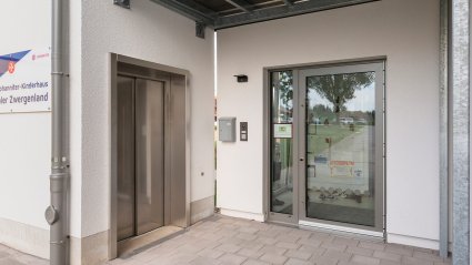 Eingangsbereich mit angebauter Liftanlage eines zweistöckigen Kindergarten-Modulbaus