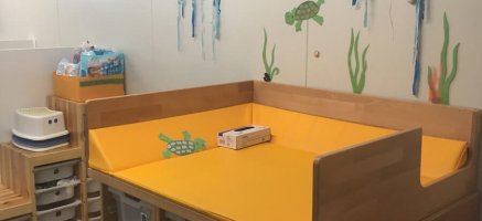 Wickelkommode im Sanitärbereich einer Kindergartencontainer-Anlage in Modulbauweise
