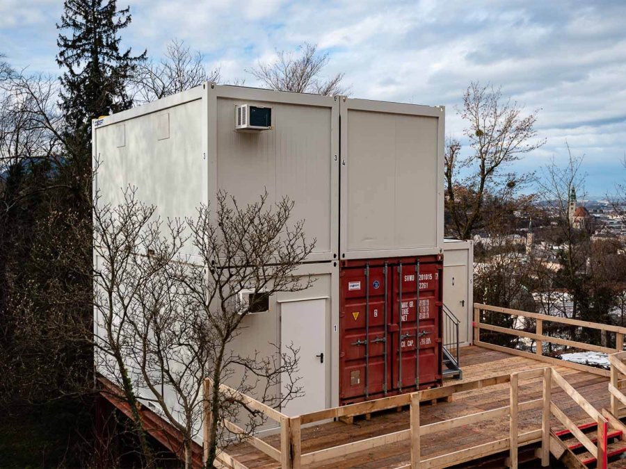 Baucontainer & Raumsysteme: Zweigeschossige Anlage in Salzburg nach Hubschrauber-Montage &ndash; Referenz Stadtberg