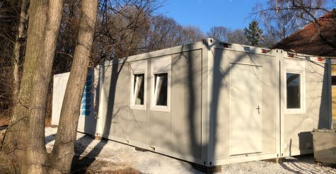 Au&szlig;enaufnahme einer einst&ouml;ckigen modularen K&uuml;chencontainer-Anlage mit integriertem K&uuml;hlcontainer